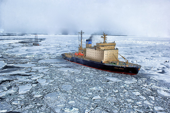 Schiff in der Arktis zu Weihnachten